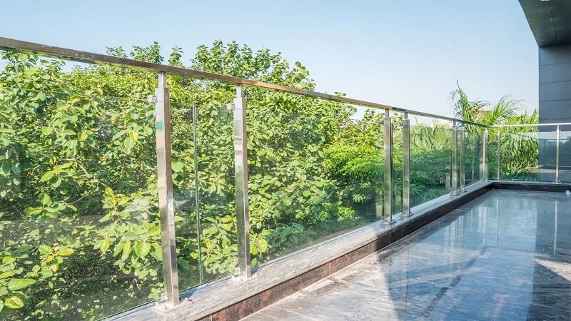How Balcony Railings with Glass Improve Outdoor Aesthetics
